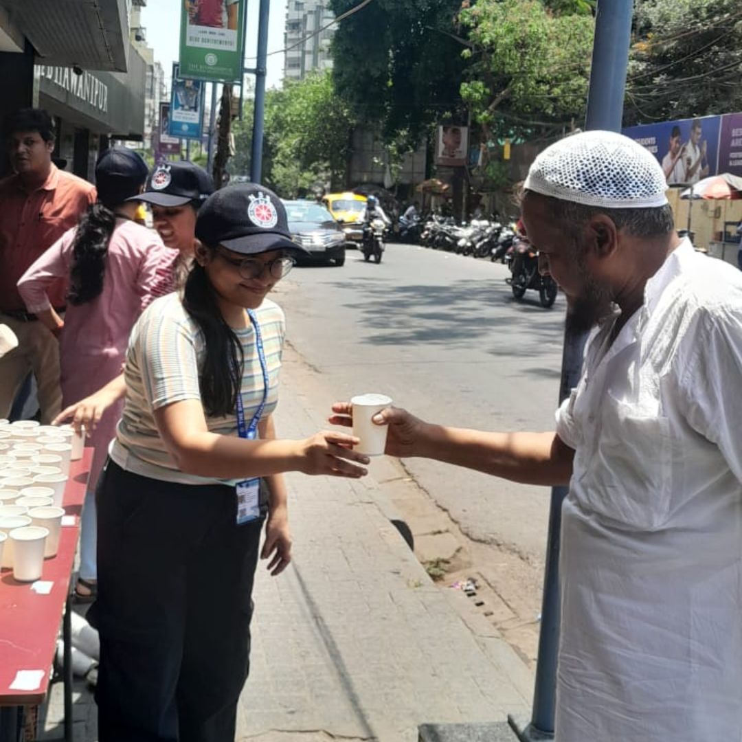 Kolkata Hindi News Online coverage of Project, 'Thirst Aid- Pipasa' Free Glucon-D distribution camp to passers-by on the pavement by the NSS Collective of The Bhawanipur College.
